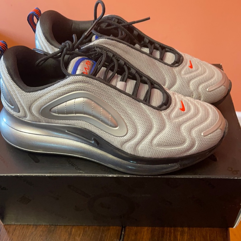 Nike Air Max 720. Like new! Women’s sz9.5. Men sz8